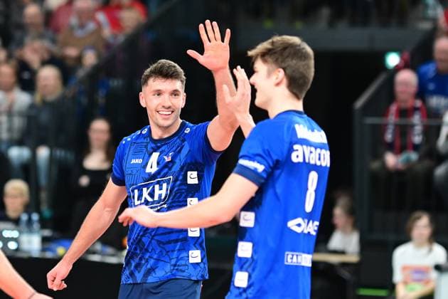 Volleyball I Men I Season 2023 2024 I Bundesliga I 20 Matchday I SVG Lüneburg SWD powervolleys Düren I 16 2 2024 Late MVP Maxwell David Elgert 4, SVG Lüneburg high-fives with Theo Mohwinkel 8, SVG Lüneburg Lüneburg LKH Arena Niedersachsen Germany Copyright: xLobeca AndreasxHannigx