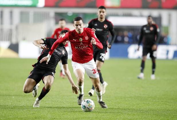(240217) -- ALGIERS, Feb. 17, 2024 -- CR Belouizdad s Akram Bouras (C) competes during the CAF Champions League 2023 2024 football match between CR Belouizdad of Algeria and Al Ahly of Egypt at 5th July Stadium in Algiers, Algeria, Feb. 16, 2024. (SP)ALGERIA-ALGIERS-FOOTBALL-CAF CHAMPIONS LEAGUE-CR BELOUIZDAD VS AL AHLY(5) (Xinhua) 