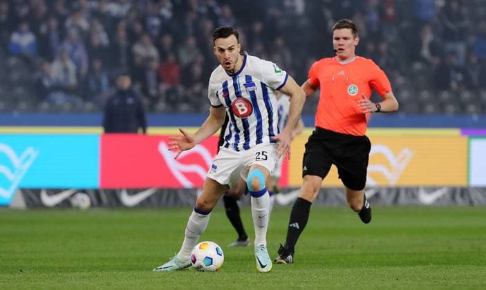 Haris Tabakovic, behind him referee Florian Exner Single image Crop Action Sport Football Soccer DFL 2 Bundesliga Men 22 Matchday Season 2023 2024 16 02 2024 Hertha BSC Berlin vs 1 FC Magdeburg FCM DFL regulations prohibit any use of photographs as image sequences and or quasi video