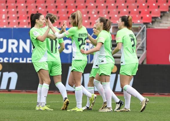 17 02 2024 Soccer Season 2023 2024 1 Women Soccer Bundesliga 14 Matchday 1 FC Nuremberg FCN Club VfL Wolfsburg Sportfoto Zink DaMa xdaxmax Cheering joy goal celebration after goal to 0 1 Team Team of VfL Wolfsburg cheers happy goal scorer Vivien Endemann 25, VfL Wolfsburg