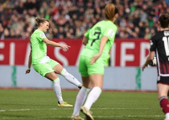 17 02 2024 Soccer Season 2023 2024 1 Women Soccer Bundesliga 14 Matchday 1 FC Nürnberg FCN Club VfL Wolfsburg Sportfoto Zink DaMa xdaxmax Alexandra Popp 11, VfL Wolfsburg with free kick