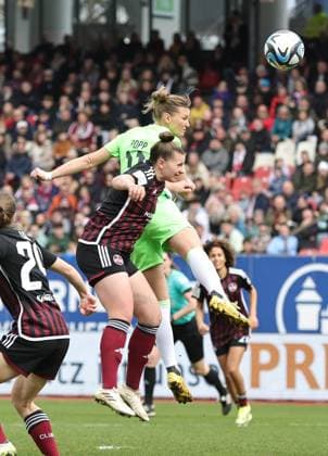 17 02 2024 Soccer Season 2023 2024 1 Womens Soccer Bundesliga 14 Matchday 1 FC Nuremberg FCN Club VfL Wolfsburg Sportfoto Zink DaMa xdaxmax Jessica May 6, 1 FC Nuremberg FCN in header duel with Alexandra Popp 11, VfL Wolfsburg