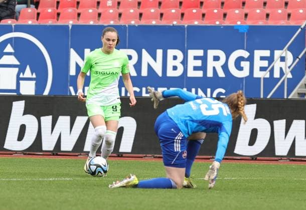 17 02 2024 Soccer Season 2023 2024 1 Women Soccer Bundesliga 14 Matchday 1 FC Nuremberg FCN Club VfL Wolfsburg Sportfoto Zink DaMa xdaxmax Ewa Pajor 9, VfL Wolfsburg Kristin Krammer 25, 1 FC Nuremberg FCN slips out