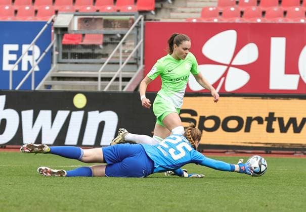 17 02 2024 Soccer Season 2023 2024 1 Women Soccer Bundesliga 14 Matchday 1 FC Nürnberg FCN Club VfL Wolfsburg Sportfoto Zink DaMa xdaxmax Kristin Krammer 25, 1 FC Nürnberg FCN Ewa Pajor 9, VfL Wolfsburg