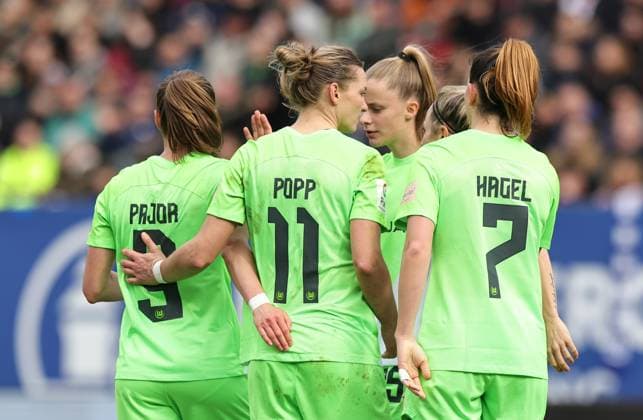17 02 2024 Soccer season 2023 2024 1 Women Soccer Bundesliga 14 Matchday 1 FC Nuremberg FCN Club VfL Wolfsburg Sportfoto Zink DaMa xdaxmax cheering joy goal celebration after goal to 1 2 Alexandra Popp 11, VfL Wolfsburg and team team cheers happy goal scorer Alexandra Popp 11, VfL Wolfsburg