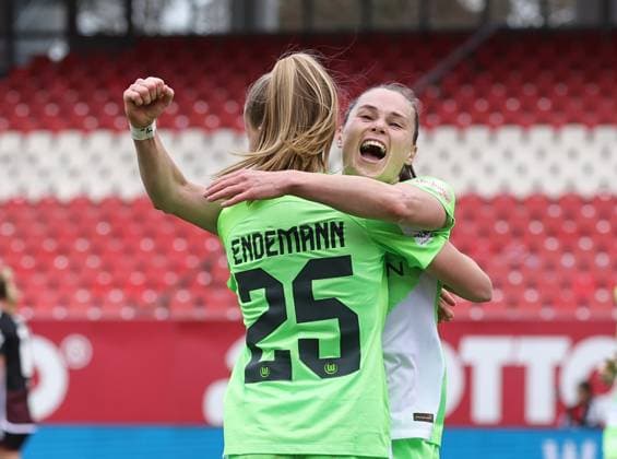 17 02 2024 Soccer season 2023 2024 1 Women Soccer Bundesliga 14 Matchday 1 FC Nuremberg FCN Club VfL Wolfsburg Sportfoto Zink DaMa xdaxmax cheering joy goal celebration after goal to 1 3 Vivien Endemann 25, VfL Wolfsburg Ewa Pajor 9, VfL Wolfsburg cheers happy goal scorer Ewa Pajor 9, VfL Wolfsburg