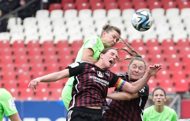 17 02 2024 Soccer Season 2023 2024 1 Womens Soccer Bundesliga 14 Matchday 1 FC Nürnberg FCN Club VfL Wolfsburg Sportfoto Zink DaMa xdaxmax Alexandra Popp 11, VfL Wolfsburg in header duel with Lara Schmidt 27, 1 FC Nürnberg FCN Madeleine Steck 28, 1 FC Nürnberg FCN