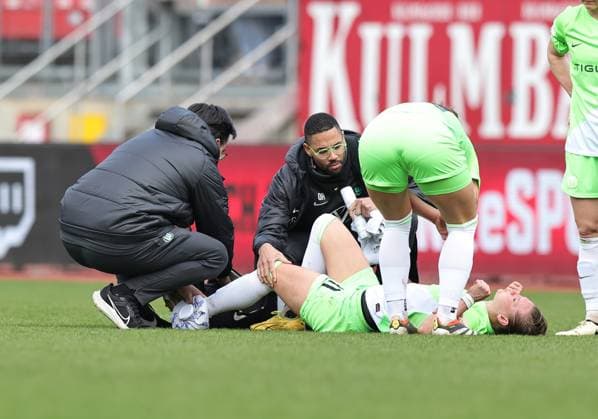 17 02 2024 Soccer Season 2023 2024 1 Women Soccer Bundesliga 14 Matchday 1 FC Nürnberg FCN Club VfL Wolfsburg Sportfoto Zink DaMa xdaxmax Alexandra Popp 11, VfL Wolfsburg is treated for pain injury