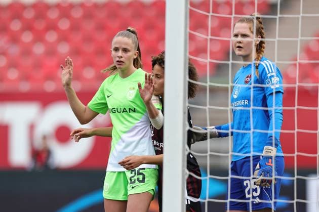 17 02 2024 Soccer Season 2023 2024 1 Women Soccer Bundesliga 14 Matchday 1 FC Nürnberg FCN Club VfL Wolfsburg Sportfoto Zink DaMa xdaxmax Vivien Endemann 25, VfL Wolfsburg Amira Arfaoui 74, 1 FC Nürnberg FCN Kristin Krammer 25, 1 FC Nürnberg FCN waiting for corner kick