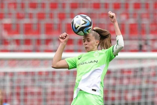 17 02 2024 Soccer Season 2023 2024 1 Women Soccer Bundesliga 14 Matchday 1 FC Nürnberg FCN Club VfL Wolfsburg Sportfoto Zink DaMa xdaxmax Vivien Endemann 25, VfL Wolfsburg with header