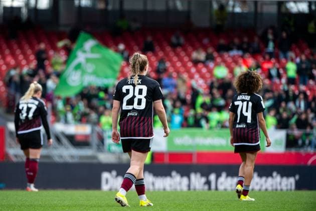 Madeleine Steck FC Nuernberg, 28 , Selma Magnusdottir FC Nuernberg, 37 , Amira Arfaoui FC Nuernberg, 74 aergert sich, GER, FC Nuernberg vs VfL Wolfsburg, Fußball Google Pixel Frauen Bundesliga, 14 Spieltag, Saison 2023 2024, 17 02 2024 DFB regulations prohibit any use of photographs as image sequences and or quasi video GER, FC Nuernberg vs VfL Wolfsburg, Fußball Google Pixel Frauen Bundesliga, 14 Spieltag, Saison 2023 2024, 17 02 2024 Nuernberg Copyright: xEibner-Pressefoto Memmlerx EP_MMR
