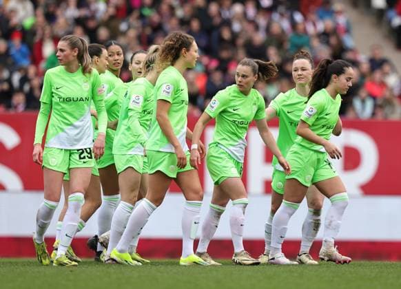 17 02 2024 Soccer Season 2023 2024 1 Womens Soccer Bundesliga 14 Matchday 1 FC Nuremberg FCN Club VfL Wolfsburg Sportfoto Zink DaMa xdaxmax Jubel Freude Torjubel nach Tor zum 1 6 Ewa Pajor 9, VfL Wolfsburg und Mannschaft Team jubelt freue sich Torschütze Ewa Pajor 9, VfL Wolfsburg