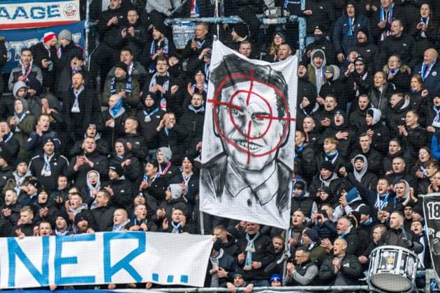 Sport Themen der Woche KW07 Sport Bilder des Tages Rostock, Deutschland 17. Februar 2024: 2. BL - 2023 2024 - FC Hansa Rostock vs. Hamburger SV Im Bild: Banner auf der Südtribüne nur noch einer mit einem Porträt eines Bildes von einem potentiellen DFL Investor CVC (Alexander Dibelius ?? ) im Fadenkreuz DFL regulations prohibit any use of photographs as image sequences and or quasi-video. *** Rostock, Germany 17 February 2024 2 BL 2023 2024 FC Hansa Rostock vs Hamburger SV In the picture banner on the south stand only one with a portrait of a picture of a potential DFL investor CVC Alexander Dibelius in the crosshairs DFL regulations prohibit any use of photographs as image sequences and or quasi video Copyright: xFotostandx xVoelkerx