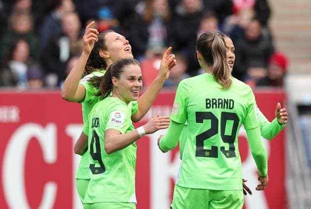 17 02 2024 Soccer season 2023 2024 1 Women Soccer Bundesliga 14 Matchday 1 FC Nuremberg FCN Club VfL Wolfsburg Sportfoto Zink DaMa xdaxmax cheering joy goal celebration after goal to 1 8 Fenna Kalma 19, VfL Wolfsburg and team team cheers happy goal scorer Fenna Kalma 19, VfL Wolfsburg