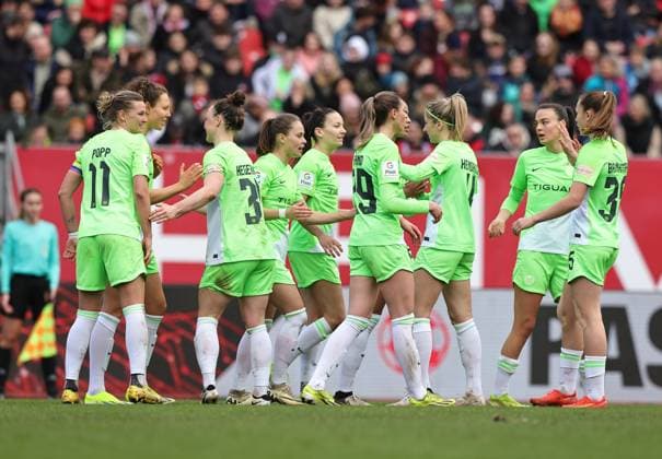 17 02 2024 Soccer season 2023 2024 1 Women Soccer Bundesliga 14 Matchday 1 FC Nuremberg FCN Club VfL Wolfsburg Sportfoto Zink DaMa xdaxmax cheering joy goal celebration after goal to 1 8 Fenna Kalma 19, VfL Wolfsburg and team team cheers happy goal scorer Fenna Kalma 19, VfL Wolfsburg