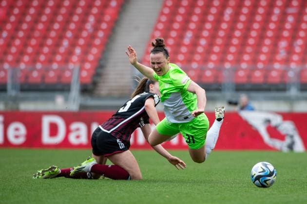 Marina Hegering VfL Wolfsburg, 31 in duel with Nele Bauereisen FC Nuernberg, 23 , GER, FC Nuernberg vs VfL Wolfsburg, Football Google Pixel Womens Bundesliga, Matchday 14, Season 2023 2024, 17 02 2024 DFB regulations prohibit any use of photographs as image sequences and or quasi video GER, FC Nuernberg vs VfL Wolfsburg, Football Google Pixel Womens Bundesliga, Matchday 14, Season 2023 2024, 17 02 2024 Nuernberg Copyright: xEibner-Pressefoto Memmlerx EP_MMR