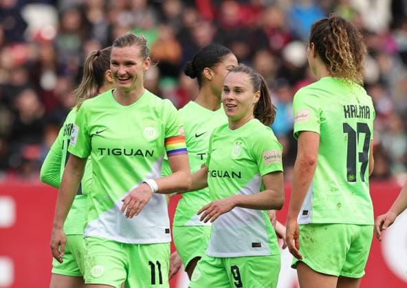17 02 2024 Soccer season 2023 2024 1 Women Soccer Bundesliga 14 Matchday 1 FC Nuremberg FCN Club VfL Wolfsburg Sportfoto Zink DaMa xdaxmax cheering joy goal celebration after goal to 1 9 Ewa Pajor 9, VfL Wolfsburg and team team cheers happy goal scorer Ewa Pajor 9, VfL Wolfsburg