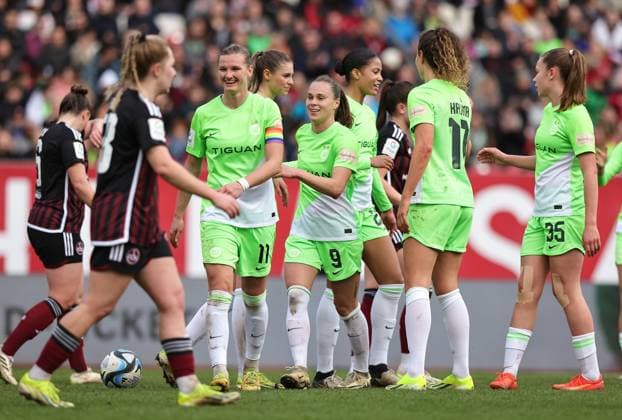 17 02 2024 Soccer season 2023 2024 1 Women Soccer Bundesliga 14 Matchday 1 FC Nuremberg FCN Club VfL Wolfsburg Sportfoto Zink DaMa xdaxmax cheering joy goal celebration after goal to 1 9 Ewa Pajor 9, VfL Wolfsburg and team team cheers happy goal scorer Ewa Pajor 9, VfL Wolfsburg