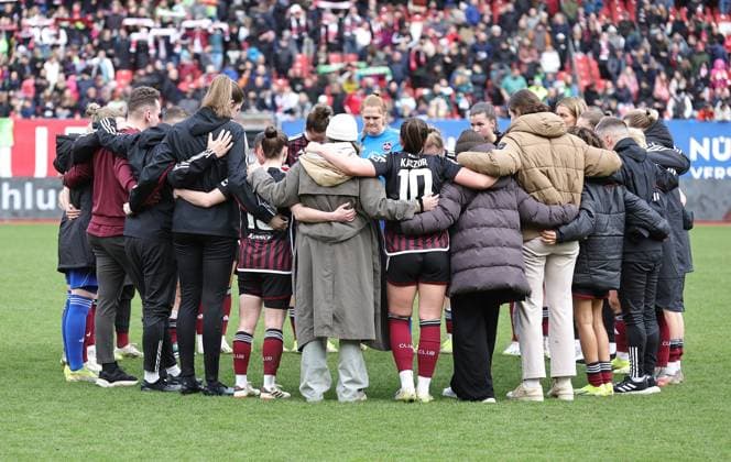 17 02 2024 Soccer Season 2023 2024 1 Womens Soccer Bundesliga 14 Matchday 1 FC Nürnberg FCN Club VfL Wolfsburg Sportfoto Zink DaMa xdaxmax Team Team of FCN disappointed Disappointment after the end of the match