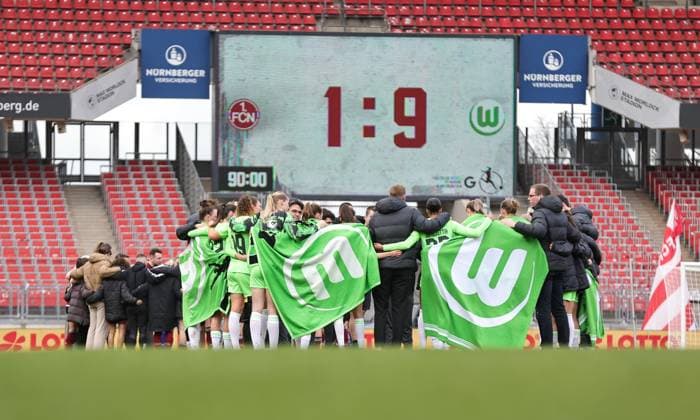 Bilder des Jahres 2024, Sport 02 Feburar Sport Themen der Woche KW07 17.02.2024 - Fussball - Saison 2023 2024 - 1. Frauen - Fussball - Bundesliga - 14. Spieltag: 1. FC Nürnberg FCN ( Club ) - VfL Wolfsburg - Sportfoto Zink DaMa - xdaxmax - Mannschaft Team des VfL Wolfsburg mit Mannschaftskreis Teamkreis nach Spielende - Hintergrund Anzeigentafel mit Endstand 1:9 für den VfL *** 17 02 2024 Soccer Season 2023 2024 1 Womens Soccer Bundesliga 14 Matchday 1 FC Nürnberg FCN Club VfL Wolfsburg Sportfoto Zink DaMa xdaxmax Team Team of VfL Wolfsburg with team circle Team circle after end of match Background scoreboard with final score 1 9 for VfL