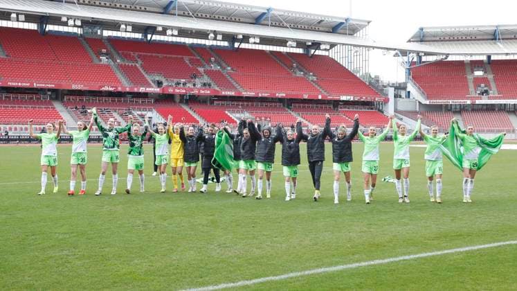 17 02 2024 Soccer Season 2023 2024 1 Womens Soccer Bundesliga 14 Matchday 1 FC Nuremberg FCN Club VfL Wolfsburg Sportfoto Zink DaMa xdaxmax Team Team of VfL Wolfsburg thanks spectators audience fans with cheering chain cheering wave after the end of the match