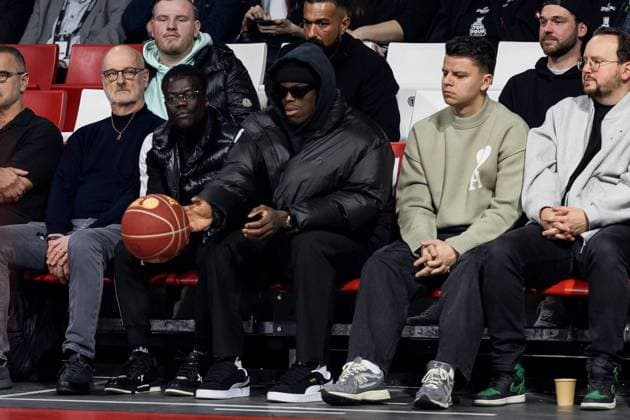 Siegmund Top Four Munich Semi-Final Bamberg Baskets FC Bayern Munich 17 02 2024 Dennis Schröder Basketball player, Brooklyn Nets, Germany catches the match ball Siegmund Top Four Munich Semi-Final Bamberg Baskets FC Bayern Munich, Munich, BMW Park on 17 02 2024 Copyright: xBEAUTIFULxSPORTS Wunderlx