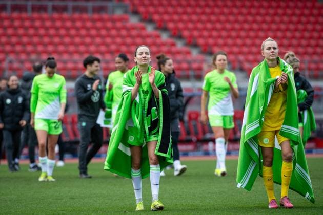 Maria Joelle Wedemeyer VfL Wolfsburg, 24 , Merle Frohms VfL Wolfsburg, 01 celebrates the victory and thanks the fans, GER, FC Nuernberg vs VfL Wolfsburg, Football Google Pixel Womens Bundesliga, Matchday 14, Season 2023 2024, 17 02 2024 DFB regulations prohibit any use of photographs as image sequences and or quasi video GER, FC Nuernberg vs VfL Wolfsburg, Fußball Google Pixel Frauen Bundesliga, 14 Spieltag, Saison 2023 2024, 17 02 2024 Nuernberg Copyright: xEibner-Pressefoto Memmlerx EP_MMR