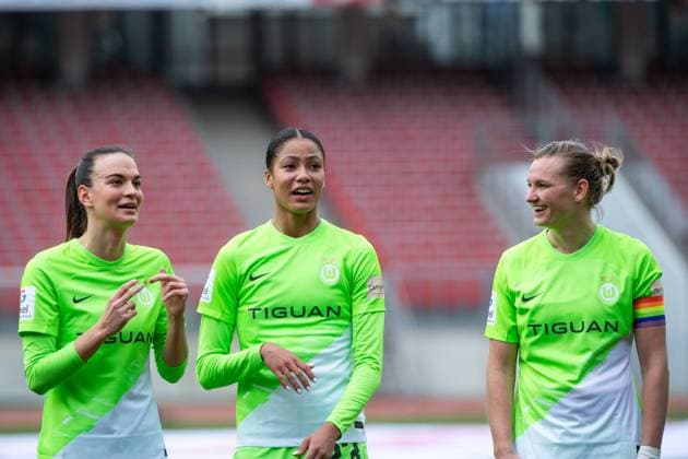Riola Xhemaili VfL Wolfsburg, 27 , Sveindis Jane Jonsdottir VfL Wolfsburg, 23 , Alexandra Popp VfL Wolfsburg, 11 celebrates the win and thanks the fans, GER, FC Nuernberg vs VfL Wolfsburg, Football Google Pixel Womens Bundesliga, 14 Matchday, Saison 2023 2024, 17 02 2024 DFB regulations prohibit any use of photographs as image sequences and or quasi video GER, FC Nuernberg vs VfL Wolfsburg, Fußball Google Pixel Frauen Bundesliga, 14 Spieltag, Saison 2023 2024, 17 02 2024 Nuernberg Copyright: xEibner-Pressefoto Memmlerx EP_MMR