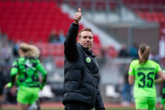 Tommy Stroot VfL Wolfsburg, Coach celebrates the victory and thanks the fans, GER, FC Nuernberg vs VfL Wolfsburg, Football Google Pixel Womens Bundesliga, Matchday 14, Season 2023 2024, 17 02 2024 DFB regulations prohibit any use of photographs as image sequences and or quasi video GER, FC Nuernberg vs VfL Wolfsburg, Football Google Pixel Womens Bundesliga, Matchday 14, Season 2023 2024, 17 02 2024 Nuernberg Copyright: xEibner-Pressefoto Memmlerx EP_MMR