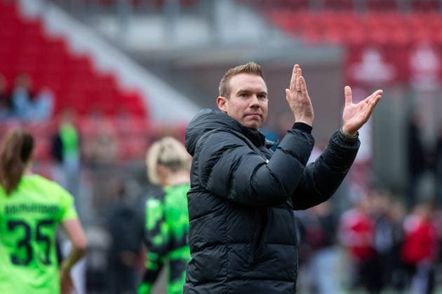 Tommy Stroot VfL Wolfsburg, Coach celebrates the victory and thanks the fans, GER, FC Nuernberg vs VfL Wolfsburg, Football Google Pixel Womens Bundesliga, Matchday 14, Season 2023 2024, 17 02 2024 DFB regulations prohibit any use of photographs as image sequences and or quasi video GER, FC Nuernberg vs VfL Wolfsburg, Football Google Pixel Womens Bundesliga, Matchday 14, Season 2023 2024, 17 02 2024 Nuernberg Copyright: xEibner-Pressefoto Memmlerx EP_MMR