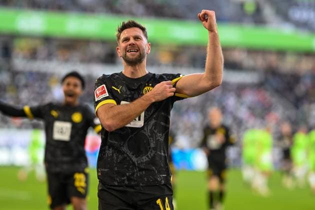 Sport Bilder des Tages 1. Bundesliga - VfL Wolfsburg - Borussia Dortmund am 17.02.2024 in der Volkswagen Arena in Wolfsburg Jubel, Torjubel, Torschuetze, Torschütze Niclas Füllkrug Fuellkrug (Dortmund) jubelt nach seinem Tor zum 0:1. *** 1 Bundesliga VfL Wolfsburg Borussia Dortmund on 17 02 2024 at the Volkswagen Arena in Wolfsburg Cheering, goal celebration, goal scorer, goal scorer Niclas Füllkrug Fuellkrug Dortmund cheers after his goal to 0 1 MT