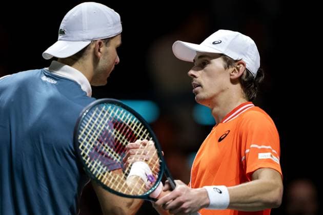 ROTTERDAM - Alex de Minaur (Australia) in action against Grigor Dimitrov (Bulgaria) during the first semi-final on the sixth day of the ABN AMRO Open tennis tournament in Ahoy. ANP SANDER KONING ABN AMRO Open 2024 xVIxANPxSportx xxANPxIVx 491331333 originalFilename: 491331333.jpg