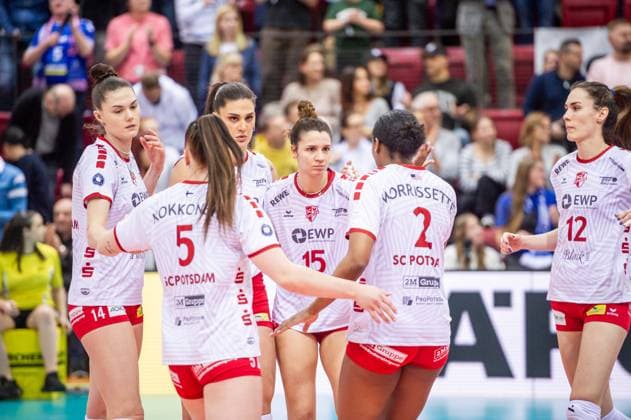 Betruechte Gesichter bei Raquel Lazaro SC Potsdam, 15 Mitte und Team Allianz MTV Stuttgart SC Potsdam, Sport, Volleyball Bundesliga, Frauen, VBL, Saison 2023 24, 17 02 2024, Stuttgart SCHARRena , DEU Allianz MTV Stuttgart SC Potsdam, Sport, Volleyball Bundesliga, Frauen, VBL, Saison 2023 24, 17 02 2024, Stuttgart SCHARRena , DEU Stuttgart Copyright: xSandyxDinkelackerx EP_SDR