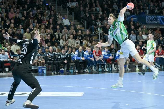 Berlin, Germany February 17, 2024 1 HBL 2023 2024 Füchse Berlin vs TBV Lemgo Lippe In the picture goal duel Finn Zecher goalkeeper TBV Lemgo Lippe , Mathias Gidsel Füchse Berlin Copyright: xFotostandx xReuhlx
