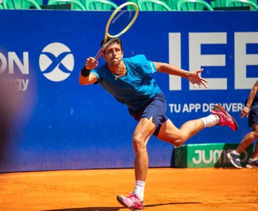 ATP 250 IEB ARGENTINA OPEN Matwe Middelkoop returns a drive during the semifinal doubles match of the IEB Argentina Open played at the Guillermo Vilas Stadium in the Autonomous City of Buenos Aires, Argentina February 17, 2024 Ciudad Autonoma de Buenos Aires Argentina Copyright: xSantiagoxGomezxRocax
