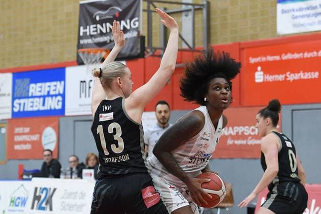 Sport Themen der Woche KW07 Sport Bilder des Tages Basketball Damen 1. Bundesliga 19. Spieltag Herner TC - TK Hannover Luchse am 17.02.2024 in der H2K Arena in Herne Mikaela Gustafsson ( Hannover ), links - Brittany Reeves ( Herne ), rechts *** Basketball Women 1 Bundesliga 19 Matchday Herne TC TK Hannover Luchse on 17 02 2024 at the H2K Arena in Herne Mikaela Gustafsson Hannover , left Brittany Reeves Herne , right xRx