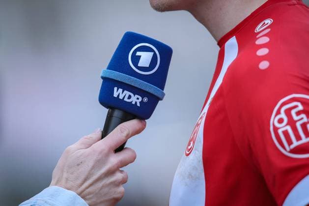 17.02.2024, Essen, Fußball, bwin 3. Liga Herren, Stadion an der Hafenstraße, 24. Spieltag Saison 2023 2024, Rot-Weiss Essen SSV Ulm 1846: Journalist mit ARD WDR Mikrofon im Interview. DFB regulations prohibit any use of photographs as image sequences and or quasi-video. Nordrhein-Westfalen Deutschland