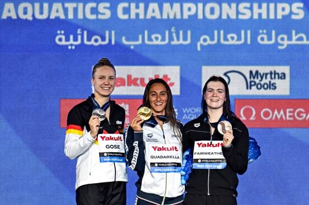 Bilder des Jahres 2024, Sport 02 Feburar Isabel Gose of Germany, silver, Simona Quadarella of Italy, gold, Erika Fairweather of New Zealand, bronze show the medals after competing in the swimming 800m Freestyle Women Final during the 21st World Aquatics Championships at the Aspire Dome in Doha (Qatar), February 17, 2024. Deepbluemedia