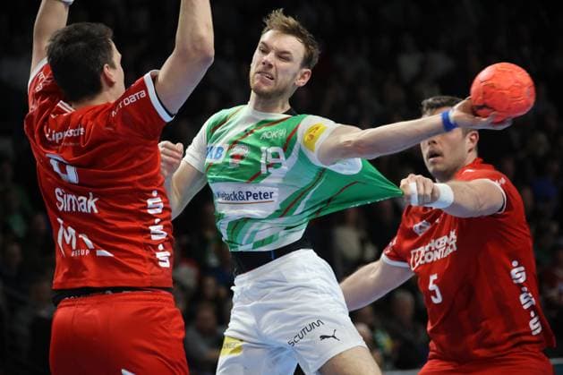 DEU, DHB, 1 HBL, Fuechse Berlin vs TBV Lemgo Lippe, 17 02 2024, Max Schmeling Halle, Berlin, DEU, DHB, 1 HBL, Fuechse Berlin vs TBV Lemgo Lippe, in the picture Mathias Gidsel Fuechse Berlin 19 , Jan Brosch Lemgo 5 , Frederik Simak Lemgo 8 Photo Juergen Engler nordphoto GmbH nordphotoxGmbHx xEngler nph00076