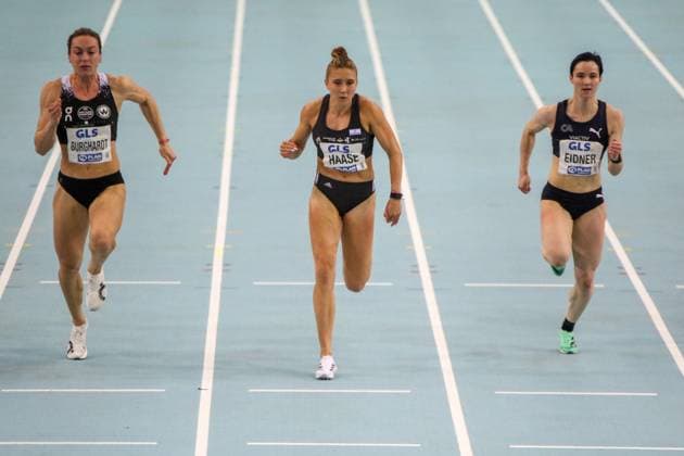 Bilder des Jahres 2024, Sport 02 Feburar Sport Themen der Woche KW07 Leichtathletik Deutsche Meisterschaft 2024 Rebekka Haase (Sprintteam Wetzlar, mitte) - 60 Meter Sprint Vom 16. Februar bis 18. Februar 2024 findet in der QUARTERBACK Immobilien ARENA in Leipzig die 71. Deutsche Leichtathletik-Hallenmeisterschaften statt. Seit 2003 wurden in der Arena Leipzig bereits zehnmal die Deutschen Hallenmeister ermittelt. Leipzig Sachsen Deutschland *** German Athletics Championships 2024 Rebekka Haase Sprint Team Wetzlar, middle 60 meter sprint From 16 February to 18 February 2024, the 71 German Indoor Athletics Championships will take place in the QUARTERBACK Immobilien ARENA in Leipzig Since 2003, the German Indoor Championships have already been held ten times in the Arena Leipzig Leipzig Saxony Germany Copyright: xEHLxMedia BjörnxStachx 240217_hallen-dm-leipzig-60m-damen_3