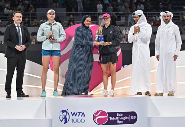 Qatar TotalEnergies Open - Day 7 Iga Swiatek of Poland is posing with the trophy alongside Sheikha Al-Mayassa bint Hamad bin Khalifa Al Thani, sister of Qatar s ruling Emir, after winning the WTA, Tennis Damen 1000-Qatar TotalEnergies Open tennis tournament final against Elena Rybakina of Kazakhstan at the Khalifa International Tennis Complex in Doha, Qatar, on February 17, 2024. DOHA Qatar  Copyright: xNoushadxThekkayilx originalFilename:varittyakkal-qatartot240218_np4SS.jpg