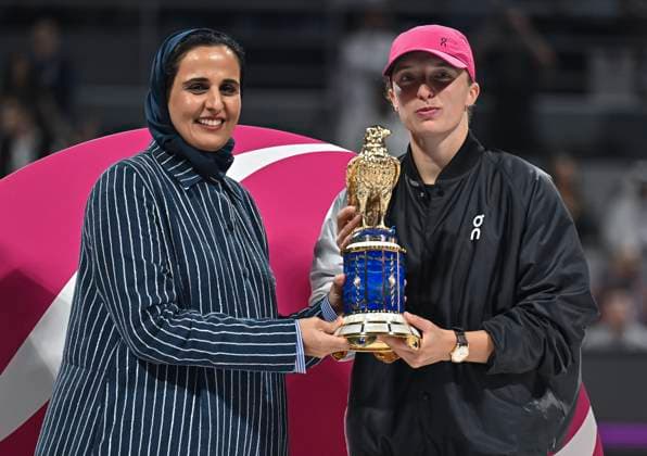 Qatar TotalEnergies Open - Day 7 Iga Swiatek of Poland is posing with the trophy alongside Sheikha Al-Mayassa bint Hamad bin Khalifa Al Thani, sister of Qatar s ruling Emir, after winning the WTA, Tennis Damen 1000-Qatar TotalEnergies Open tennis tournament final against Elena Rybakina of Kazakhstan at the Khalifa International Tennis Complex in Doha, Qatar, on February 17, 2024. DOHA Qatar  Copyright: xNoushadxThekkayilx originalFilename:varittyakkal-qatartot240218_np7BH.jpg