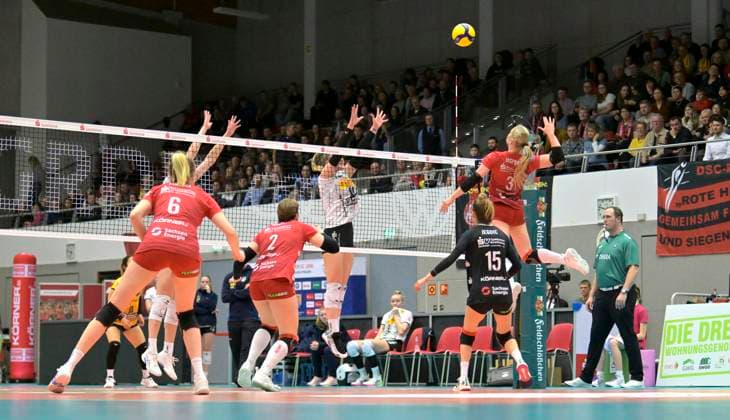 17 02 2024, Dresdens Hester Jasper smashes, Volleyball, 1 Bundesliag, Intermediate round, Dresdner SC VfB Suhl 3 2, Dresden