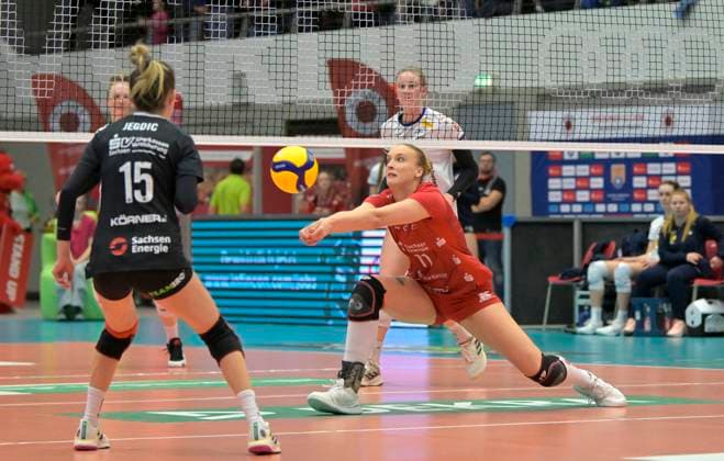 17 02 2024, acceptance Dresdens Grace Frohling, left Dresdens Aleksandra Jegdic, Volleyball, 1 Bundesliag, intermediate round, Dresdner SC VfB Suhl 3 2, Dresden