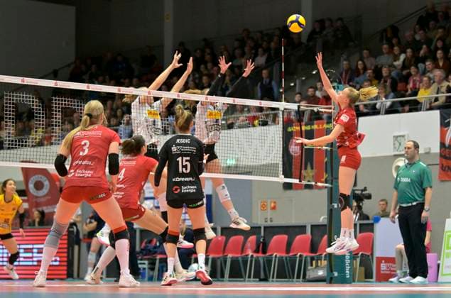 17 02 2024, Dresdens Jennifer Janiska lobs the ball over the net, Volleyball, 1 Bundesliag, Intermediate round, Dresdner SC VfB Suhl 3 2, Dresden