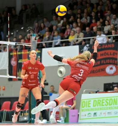 17 02 2024, Dresdens Hester Jasper, back Dresdens Grace Frohling, Volleyball, 1 Bundesliag, Intermediate round, Dresdner SC VfB Suhl 3 2, Dresden