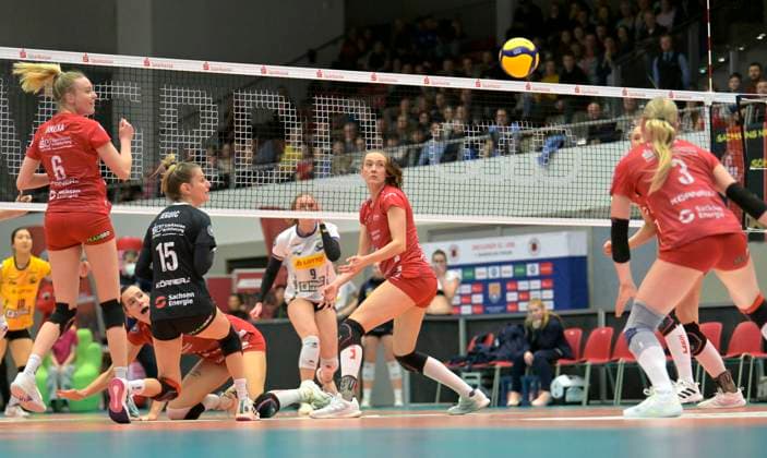 17 02 2024, Dresden expects the point, Dresden center Sarah Straube, volleyball, 1 Bundesliag, intermediate round, Dresdner SC VfB Suhl 3 2, Dresden