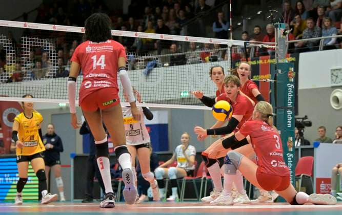 17 02 2024, Dresdens Hester Jasper, Dresdens Larissa Winter, Dresdens Nathalie Lemmens and Dresdens Lara Berger look on, Dresdens Tia Jimerson on the left, Volleyball, 1 Bundesliag, Intermediate round, Dresdner SC VfB Suhl 3 2, Dresden