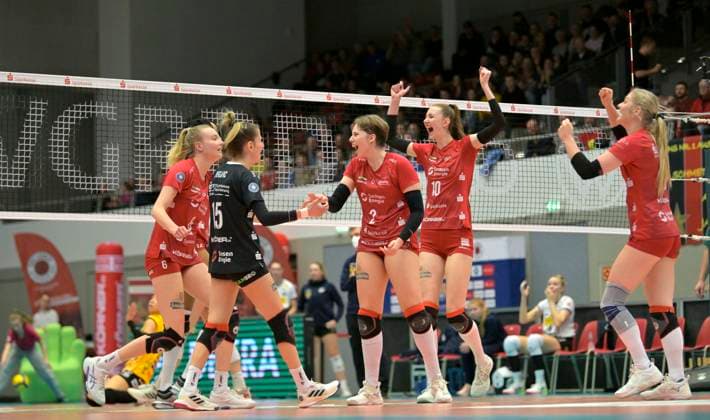 17 02 2024, Dresden victory celebrations, Dresdens Jennifer Janiska, Dresdens Aleksandra Jegdic, Dresdens Larissa Winter, Dresdens Lara Berger and Dresdens Hester Jasper, Volleyball, 1 Bundesliag, Intermediate round, Dresdner SC VfB Suhl 3 2, Dresden