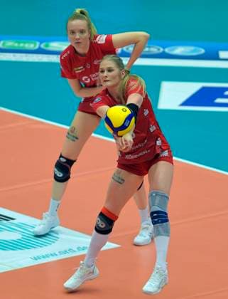 17 02 2024, acceptance Dresdens Hester Jasper, behind Dresdens Jennifer Janiska, Volleyball, 1 Bundesliag, Intermediate round, Dresdner SC VfB Suhl 3 2, Dresden